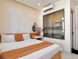 une chambre avec un lit et une grande fenêtre dans l'établissement D & A Homestay Hue, à Hue 6 autres photos