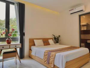 une chambre avec un lit et une fenêtre dans l'établissement D & A Homestay Hue, à Hue