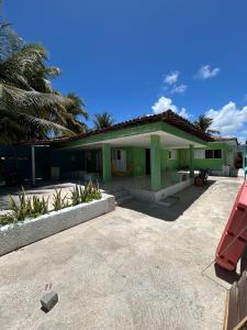 dom z samochodem zaparkowanym przed nim w obiekcie Casa de Praia - Pé na Areia w mieście São José da Coroa Grande