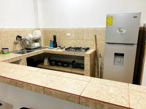 een keuken met een fornuis en een koelkast bij Horizon House Piso 2 - Departamento in Puerto Baquerizo Moreno