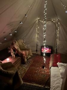 Khu vực ghế ngồi tại Naturlig på Korsgården Glamping