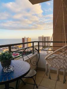 a balcony with a table and chairs and the ocean at Disfruta Departamento-1Hab-1Baño in Antofagasta +8 photos
