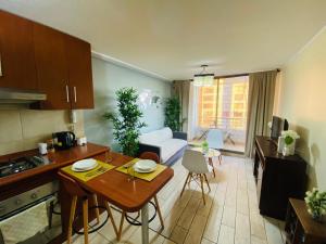 a kitchen and a living room with a table at Experiencia 2Terramar 1Hab-1Baño-1 Estac in Antofagasta