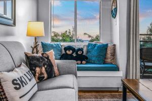 sala de estar con sofá y 2 ositos de peluche en Heavenly View condo, en Chalet Village 21 fotos más