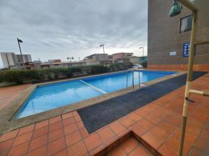 a swimming pool in the middle of a building at Experiencia 2Terramar 1Hab-1Baño-1 Estac in Antofagasta