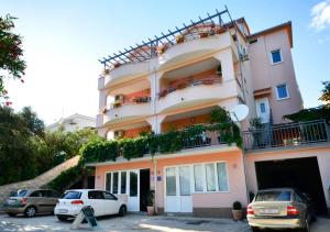 Photo de la galerie de l'établissement Apartments Luka Toni, à Krvavica 67 autres photos