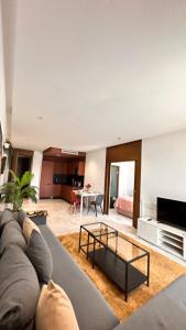 Un lugar para sentarse en B-Living Oasis - Sunny 1BR, Palm Views, Balcony
