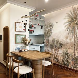 Ðông KhêにあるChic Boho 3BR Retreat Lakefront Viewの木製のテーブルと椅子のあるキッチン