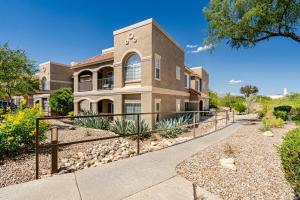 ein Haus mit einem Zaun davor in der Unterkunft Catalina Location Peaceful Near Parks in Oro Valley
