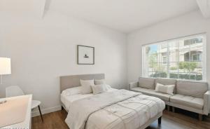 ein weißes Schlafzimmer mit einem Bett und einer Couch in der Unterkunft Catalina Location Peaceful Near Parks in Oro Valley + 49 Fotos
