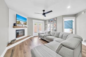 Una sala de estar con un sofá y una chimenea. en Destin Harbor Haven canal views, sleeps 8, pet friendly, near beach, en Destin