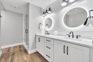 Un baño blanco con dos lavabos y un espejo. en Destin Harbor Haven canal views, sleeps 8, pet friendly, near beach, en Destin 49 fotos más