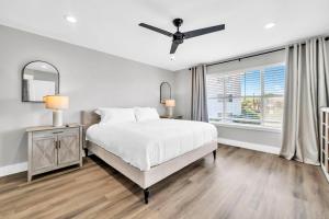 Un dormitorio blanco con una cama y una ventana. en Destin Harbor Haven canal views, sleeps 8, pet friendly, near beach, en Destin