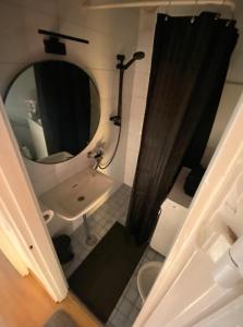 ヒュヴィンカーにあるApartment next to the railway stationのシャワー、洗面台、鏡を備えたバスルーム