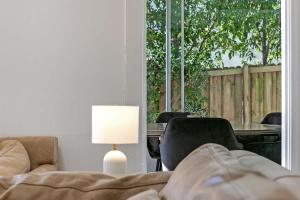 Χώρος καθιστικού στο Mosman Hideaway w Waterview Spacious