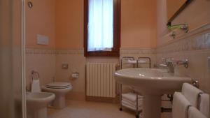 Ett badrum på Appartamenti Borgo