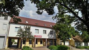 duży biały budynek z czerwonym dachem w obiekcie Hotel Zannam w mieście Brno