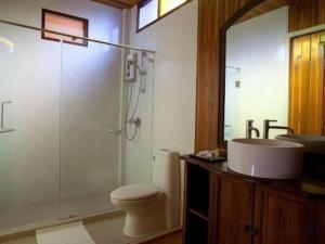 Koupelna v ubytování Srisawat Resort + 58 fotografií