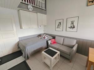 a small bedroom with a bed and a couch at Leviloma - 27m2 A - Levi huoneisto loma-asunto Levistar majoitus - Levi apartment Levistar accommodation in Levi