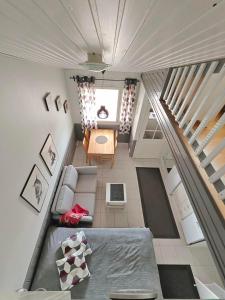 a living room with a couch and a table at Leviloma - 27m2 A - Levi huoneisto loma-asunto Levistar majoitus - Levi apartment Levistar accommodation in Levi