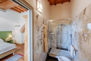 łazienka z prysznicem i umywalką w obiekcie Hotel Mulino di Firenze - WorldHotels Crafted we Florencji
