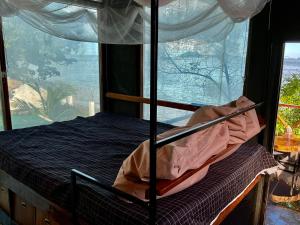 a bed in a room with a large window at Apartamento de lujo arriba de la playa con acceso directo al mar in Veracruz