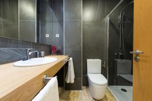 W łazience znajduje się umywalka, toaleta i prysznic. w obiekcie Suites Garden Loft Munch w mieście Las Palmas de Gran Canaria