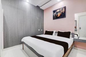 ein Schlafzimmer mit großem Bett und Fenster in der Unterkunft HOTELO PRAVAS INN Major Dhyanchand Hockey Stadium in Lucknow