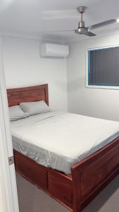 una camera da letto con un letto in una stanza di Brassall Haven Retreat a Coalfalls