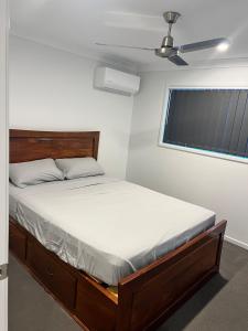 un letto in una stanza con una finestra di Brassall Haven Retreat a Coalfalls