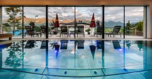 费斯Hotel Sedona Lodge的配有椅子和遮阳伞的大型游泳池