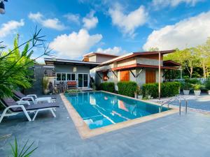 高兰Thawat Villa Boutique Resort的房子前面的游泳池