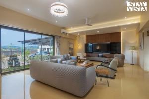 Un lugar para sentarse en StayVista at Villa Lemonade with BBQ & Bonfire