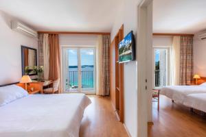 Pokój hotelowy z 2 łóżkami i balkonem w obiekcie Orsan Hotel by Aminess w Orebiciu