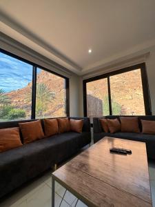 a living room with a couch and a table at غزال واحد in AlUla