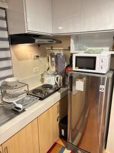 セブシティにあるSan Remo Oasis at City di Mare, 2-bedroom Condo - Texmex Rm#2316の冷蔵庫の上に電子レンジがあるキッチン