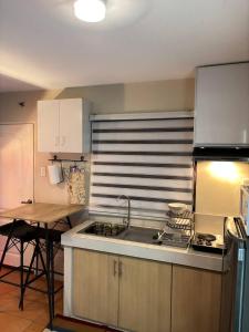 セブシティにあるSan Remo Oasis at City di Mare, 2-bedroom Condo - Texmex Rm#2316のシンクとカウンタートップのあるキッチン