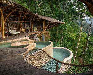 a swimming pool in the middle of a wooden deck at Veluvana Mountain in Sidemen