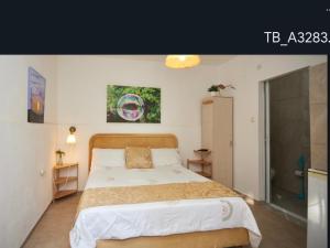 Giường trong phòng chung tại Beatrice Hospitality