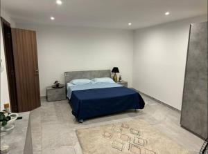Ένα ή περισσότερα κρεβάτια σε δωμάτιο στο Chic 2-BR Loft w and Yard