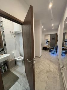 Ένα μπάνιο στο Chic 2-BR Loft w and Yard
