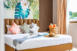 Ένα ή περισσότερα κρεβάτια σε δωμάτιο στο The Outdoor Kata Hotel +91 φωτογραφίες