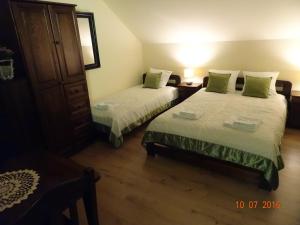 sypialnia z 2 łóżkami i komodą w obiekcie Willa ZŁOTY OGRÓD w Wieliczce