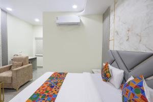 Ένα ή περισσότερα κρεβάτια σε δωμάτιο στο FabHotel Sky Land