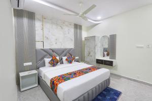 Ένα ή περισσότερα κρεβάτια σε δωμάτιο στο FabHotel Sky Land