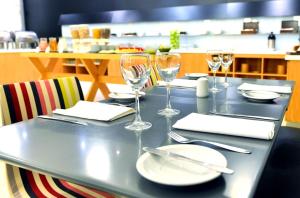 Una mesa con platos y copas de vino encima. en Rochester Hotel Classic, en Buenos Aires 67 fotos más
