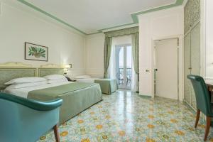 Postel nebo postele na pokoji v ubytování Lloyd's Baia Hotel