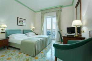 Postel nebo postele na pokoji v ubytování Lloyd's Baia Hotel