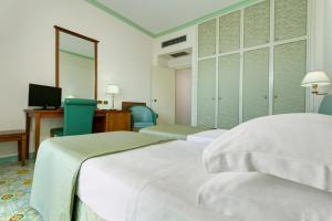Postel nebo postele na pokoji v ubytování Lloyd's Baia Hotel