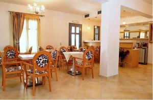 ein Esszimmer mit Tisch und Stühlen in der Unterkunft Augustis Suites in Órmos